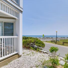 Breezy Oak Bluffs Condo - Steps to Inkwell Beach!, hotel in Oak Bluffs