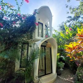 OMA WATU DOME VILLAS, hotel v destinácii Pacitan