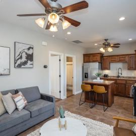 Waynesville में, होटल Tiny Home with Hot Tub Near Ft Leonard Wood!