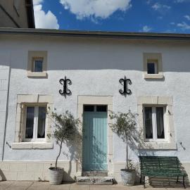The Enchanted Cottage – hotel w mieście Taizé