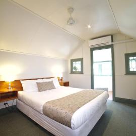 2 Bedroom Self Contained Apartment with Spa, Hotel in Ballarat