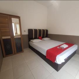 RedDoorz at Permana Homestay near Supadio Airport Pontianak, hotel em Limbung
