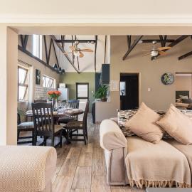 Ginger Barn 5 Sleeper - 1km from Menlyn, Hotel in Pretoria
