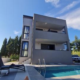VAL22,VILLA 200 m from BEACH WITH POOL AND FITNESS, hotel in Funtana