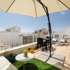 Sunlit Stylish Penthouse with Hot Tub - Close to Sliema Promenade, St Julian's & St Georges Bay, Hotel in Gżira