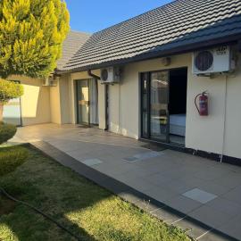Jakaranda Guest House, hotel a Mahikeng