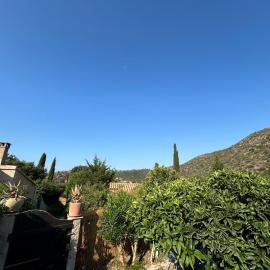 Mazet très calme, dans la colline, plage 15 mins à pied, hotel in Le Lavandou