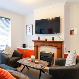 Beautiful 3 Bedroom House - Sleeps 5 Free Parking, hotel v destinácii Longley