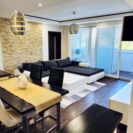 Moderný 2-spálňový apartmán Twins White s balkónom, hotelli kohteessa Michalovce