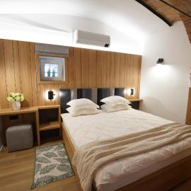 Suita beli Labod, hotel Medvodéban