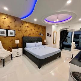 Sheryll Escapes - Kandi Palace Grand 2 BR! Housekeeping, Internet!