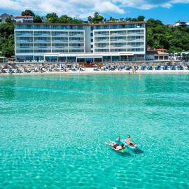 Ammon Zeus Luxury Beach Hotel، فندق في كاليثي هالكيديكي