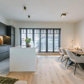 Poseidon Luxe gelijkvloers appartement met tuin ,terras en gratis parkeren ondergrondse staanplaats