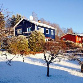 Mountain view Apartment near Oslo: bedroom, lounge, kitchen and bathroom. Flat in Rykkinn, hotel a Kolsås