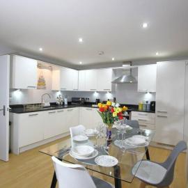 Gorgeous 2 Bed 2 Bath Flat and Parking by CozyNest