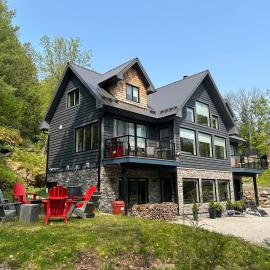 The Rowanwood - Muskoka Cottage Retreat, hotelli kohteessa Huntsville
