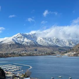 Stunning Lakeview Holiday House Queenstown, Hotel in Frankton