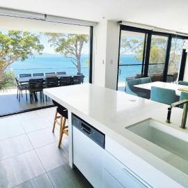 Vue One Nelson Bay Waterfront Luxury, hotell sihtkohas Nelson Bay