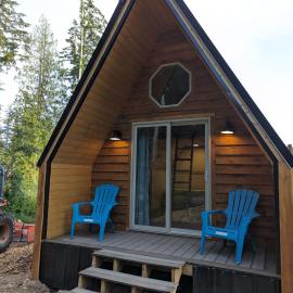 Golden Rings Cabin on Homestead w Hot Tub, hôtel à Powell River