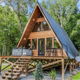 Modern A-Frame Cabin by Rip Van Winkle with Hot Tub, hotel a New Iberia