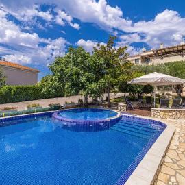 Villa Haya with heated pool, hotel a Linardići