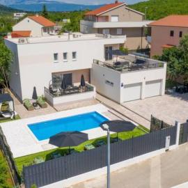 Villa Dreamin with Heated Pool & Hot Tub、Krajのホテル