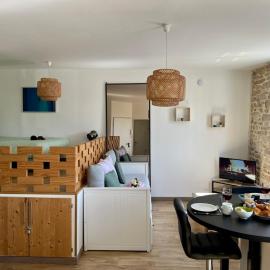 Logement chaleureux et lumineux avec pierres apparentes à l'Étang au Duc - L'ÉCRIN BRETON, hotel u gradu 'Vannes'