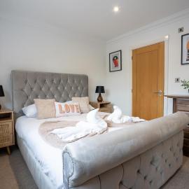 Emirates House, Luxe 5 Bed, with King sized Beds, next to Aiport & NEC, JLR 5 mins, hotelli kohteessa Marston Green