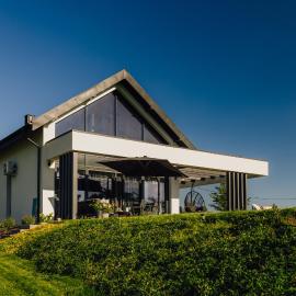 Kalwa Lake House - dom nad jeziorem z prywatnym pomostem i jacuzzi oraz sprzętem wodnym, מלון בפסים