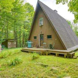 A-Frame Cabin w/ Furnished Deck in Becket!, hotel di Becket
