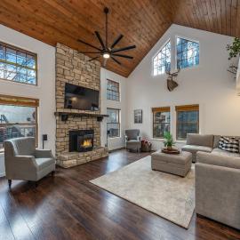Creekside Cabin - Pup-Friendly with AC, hotel in Shaver Lake