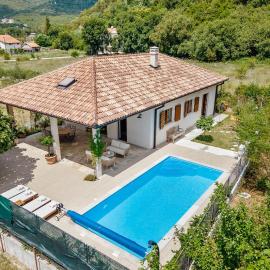 Adorable family villa with swimming pool and olive garden, hotel in Zelenika