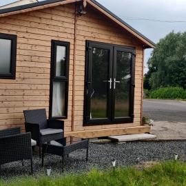 Cosy log cabin with views of Scrabo tower, hotel in Comber