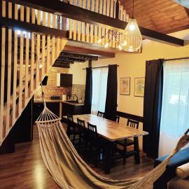 Osada Brzeziny - 25 minut od Warszawy - sauna, balia z jacuzzi, basen, altana, grill, ogród, ognisko, hotel a Brzeziny