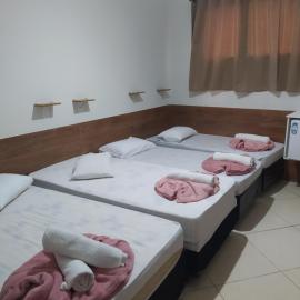 Pousada Quarto Deluxe perto da basílica com garagem, hotel in Aparecida
