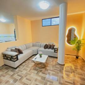 Viesnīca Departamento en San Cristóbal a 5 minutos del malecón, con 2 habitaciones, 4 camas, sala de estar, área de comedor, cocina equipada y excelente ubicación - Marysol - Galápagos Home pilsētā Puertobakeriso Moreno
