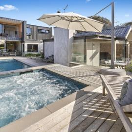 Cambridge Gardens - Sorrento Luxury with Gas Heated Spa, Solar Heated Pool, hotel in Sorrento