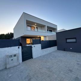 Luxury Villa with private Pool, hotel in Ližnjan