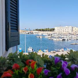 La finestra sul porto, hotell sihtkohas Trani