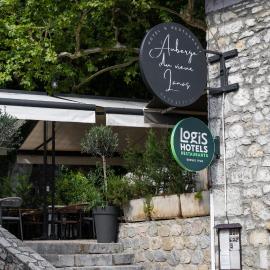 Auberge du Vieux Lanas Logis Hotel Restaurant, hôtel à Lanas