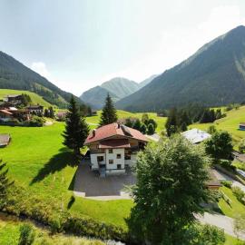 Aparthotels Berwang / Haus Wiesengrund, Hotel in Berwang