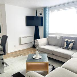Juniper Apartment - 2 Bedroom, hotel in Goodmayes