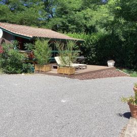 Chalet de luxe bord de riviere, Hotel in Pont-de-Labeaume