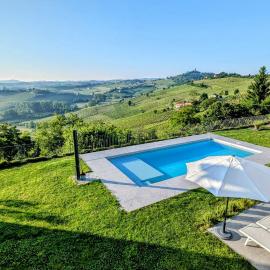 Villa Perla, hilltop location with pool, hotel em Calosso