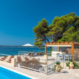Beachvilla AdriaStone with Pool and Jacuzzi, hotel v destinácii Orebić