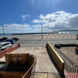 Stunning 2 Bedroom Ground Floor Sea View Apartment, hotel in Llandrillo-yn-Rhôs