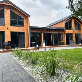 DOMKI Leśna Cisza jezioro Powidzkie dla 18 osób z Jacuzzi Gratis - 5D Apartments, hotel in Lipnica