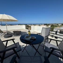 Penthouse in Lapta, a Cozy Coastal Retreat, hotelli kohteessa Lapithos