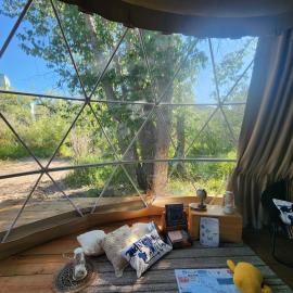 D4 Badlands Bunker Dome- 1 Queen Pet Friendly, hotel en Drumheller