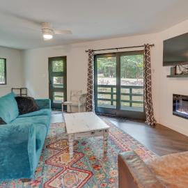 Mtn-View Deck! Modern Cabin at Base of Massanutten, hotel in McGaheysville